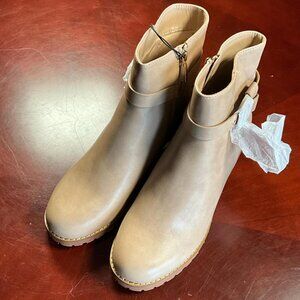 NWTs Maurices Hannah Low Heel Bootie Tan Classic Ankle Boot (Size 11M)